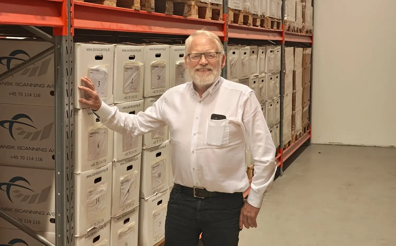 Adm. direktør Henning Kirkegaard på virksomhedens papirlager, som rummer mere end 100 mio. dokumenter 